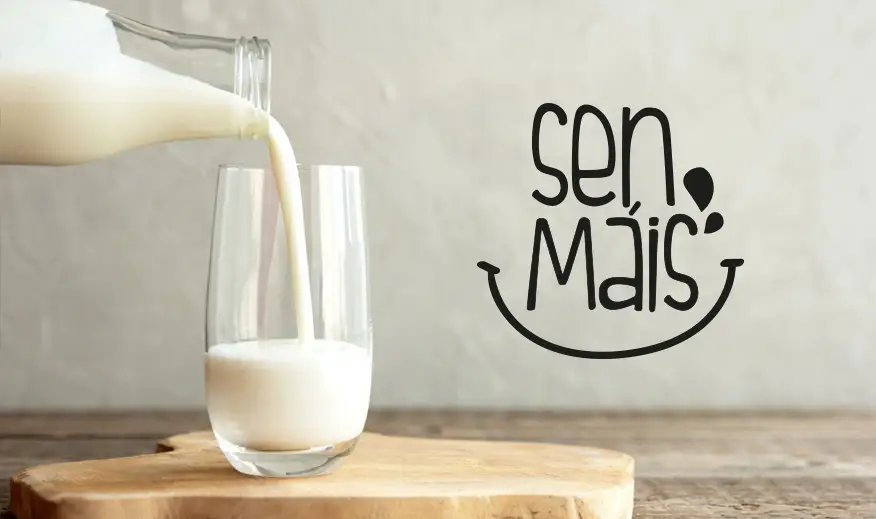 botella de leche llenando un vaso, en la pared el logo sen máis