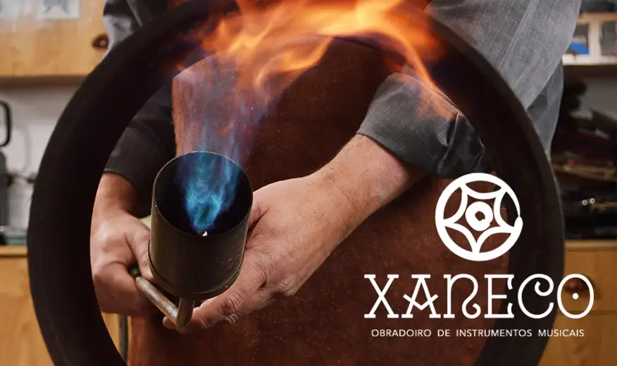 Xaneco en el obradoiro dando forma a una pieza con un soplete