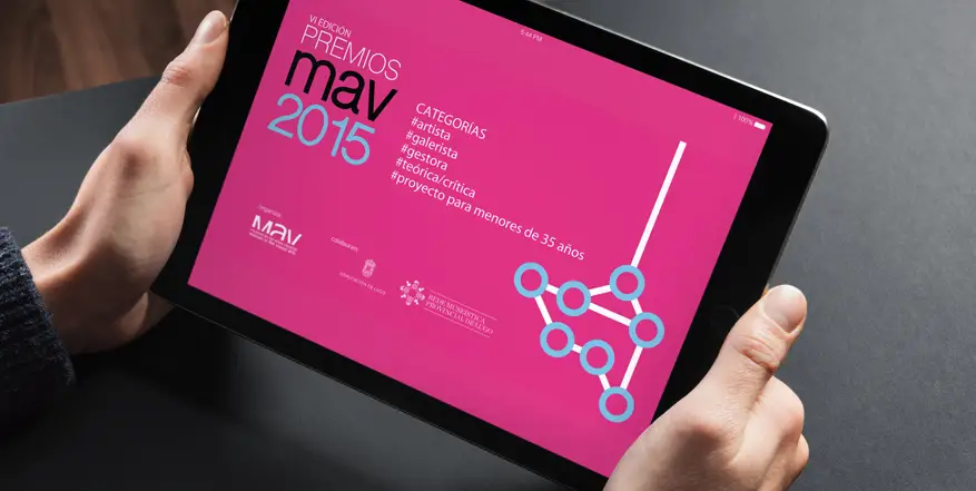 01_mav Manos con tablet donde vemos el cartel de los premios MAV 2015
