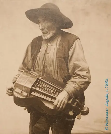 Foto antigua de un hombre con Zanfoña